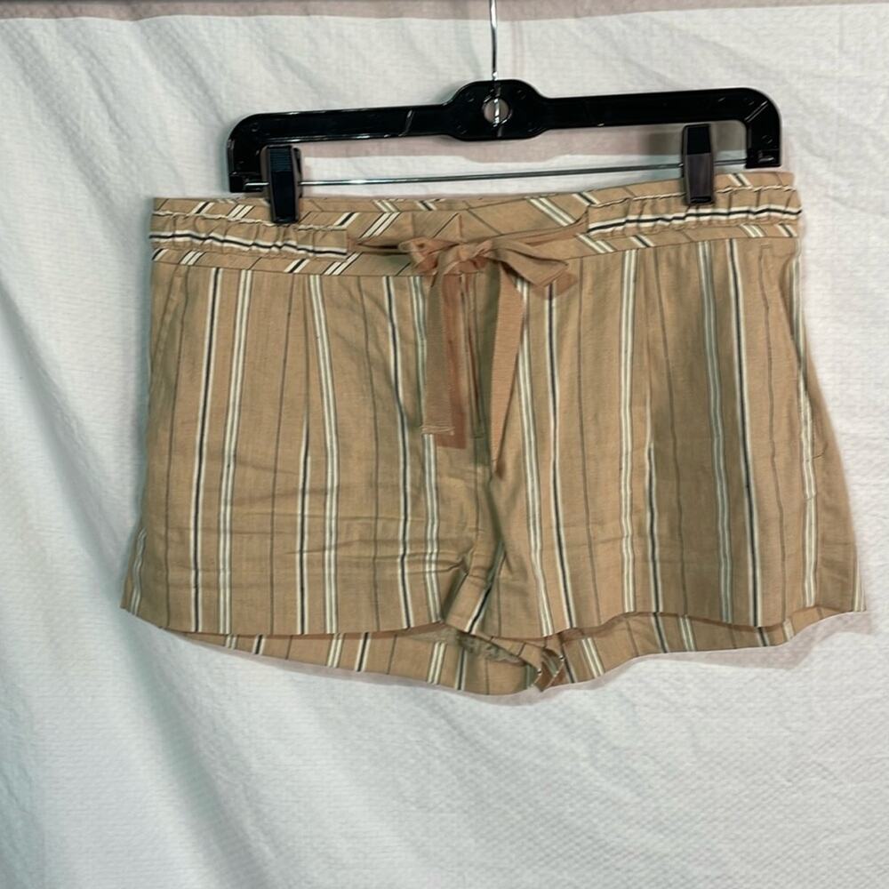 BCBGMaxAzaria 8 tan white black stripe short shorts button up linen blend euc